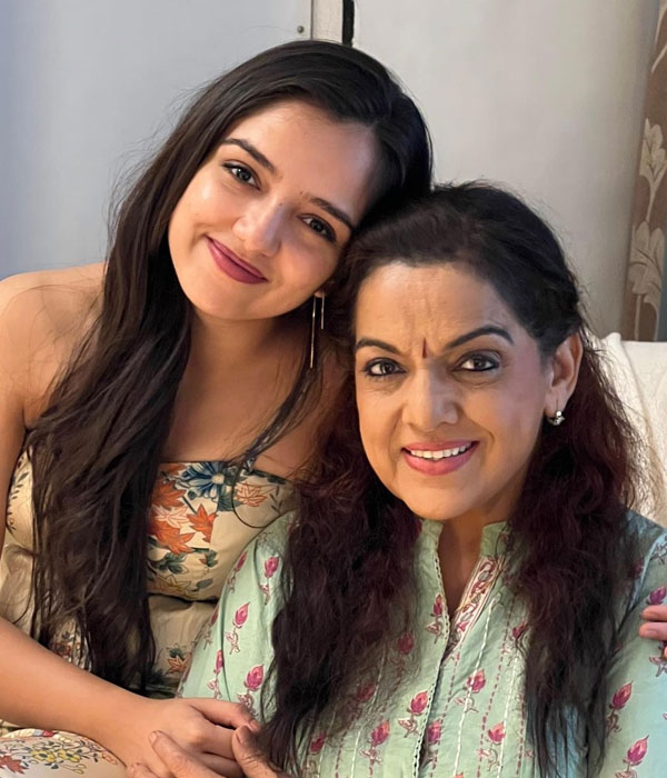 Ahsaas Channa With her Mother Picture
