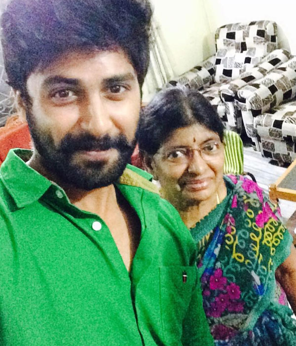Ashwin Kumar Lakshmikanthan With his Mother Picture