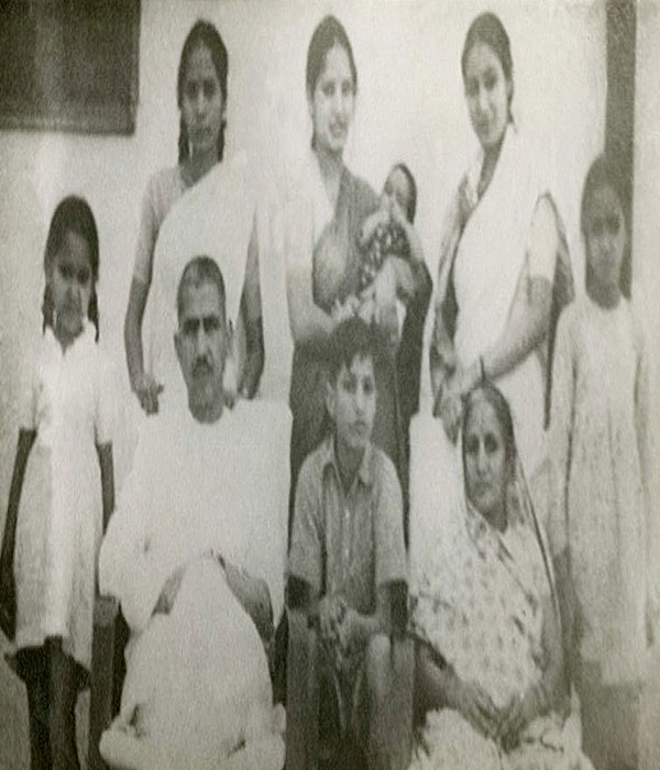 Chaudhary Charan Singh  With his Children Picture