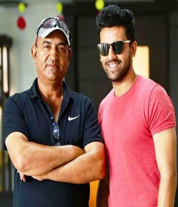 Deepak Chahar (Cricketer) With his Father Picture