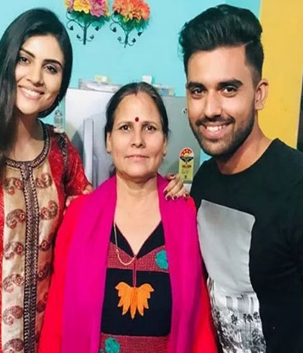 Deepak Chahar (Cricketer) With his Mother Picture