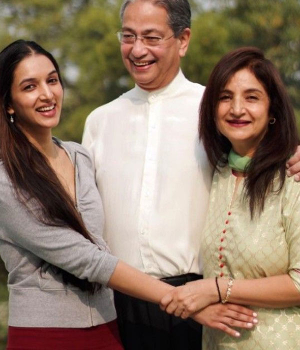 Ira Trivedi With her Parents Picture