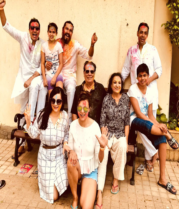 Randeep Hooda With his Family Picture