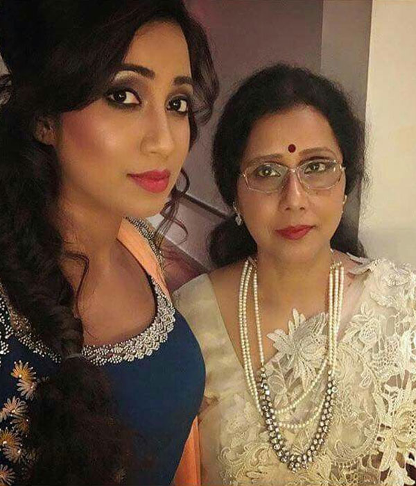 Shreya Ghoshal With her Mother Picture