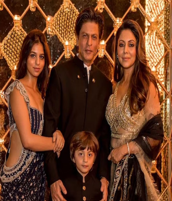 Suhana Khan With her Family Picture